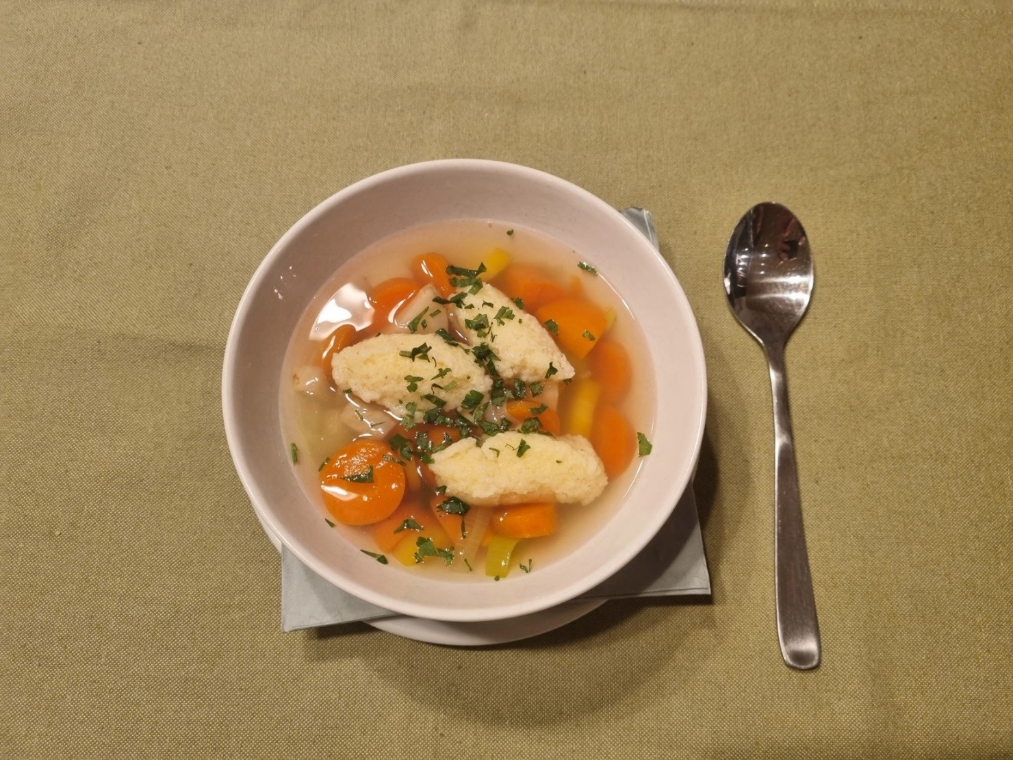 Vegetarische Grießnockerlsuppe