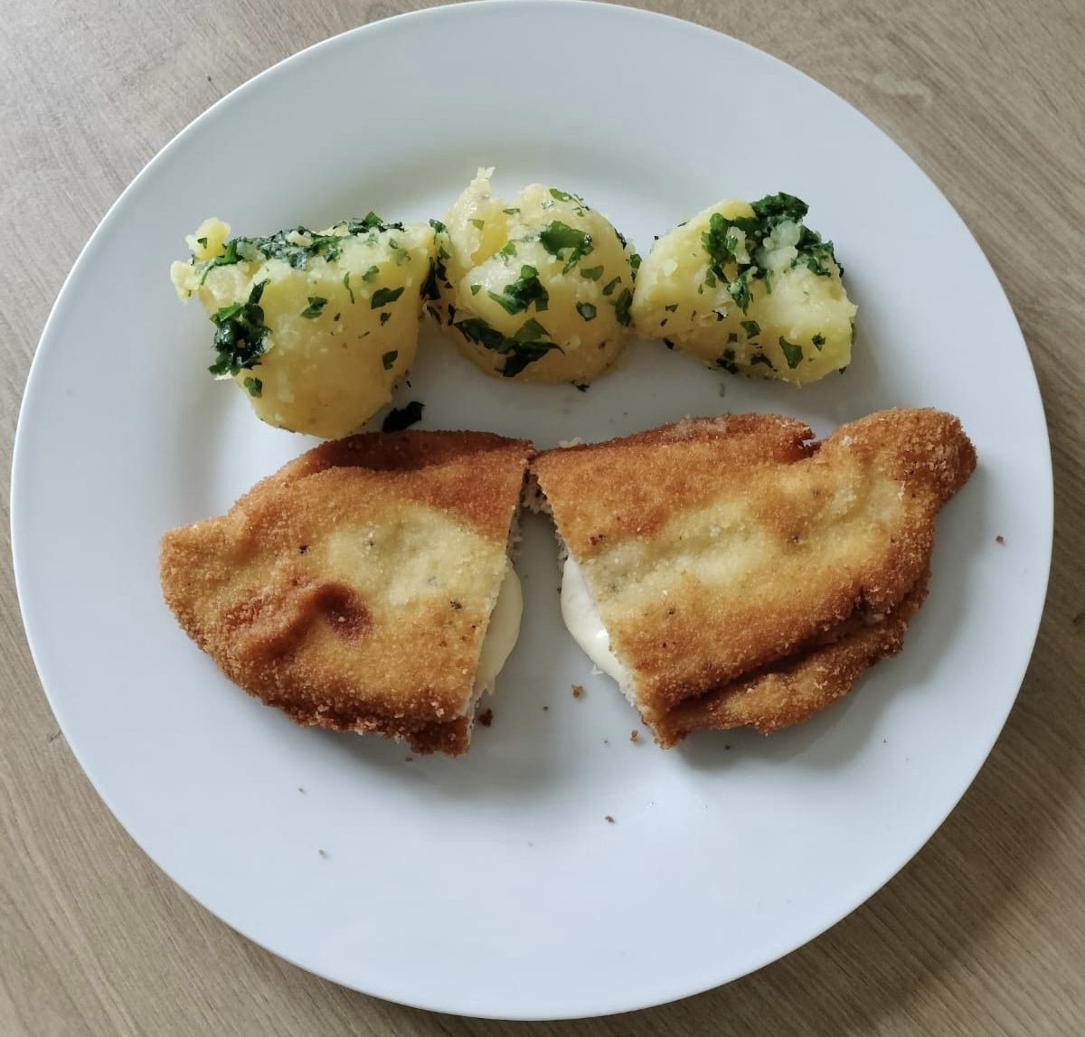 Cordon Bleu vom Huhn mit Petersilkartoffeln