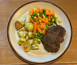 Dreimal Faschierte Fleischlaibchen mit Petersilienkartoffeln und gedämpftes Gemüse