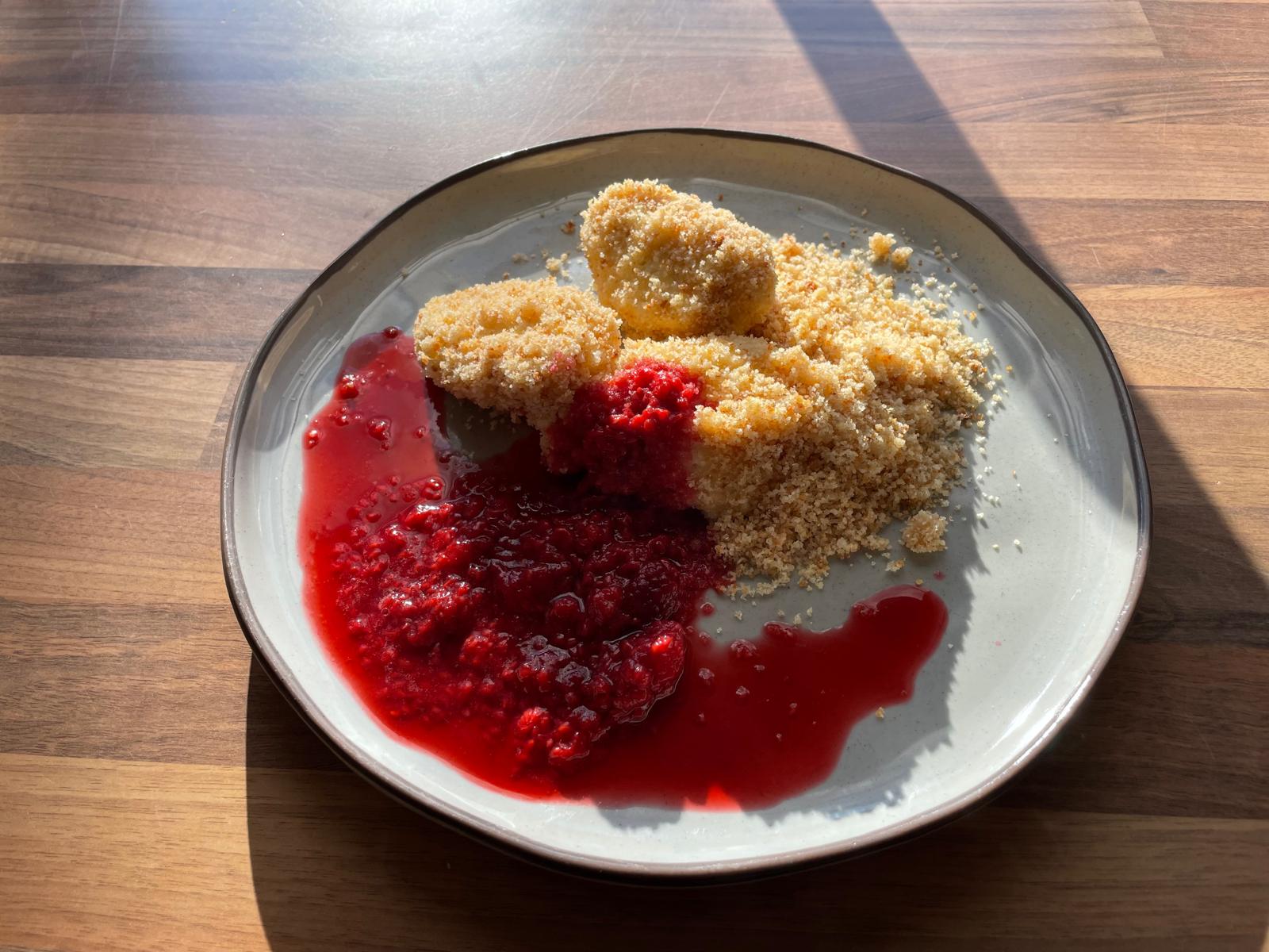 Topfennockerl mit Himbeersoße